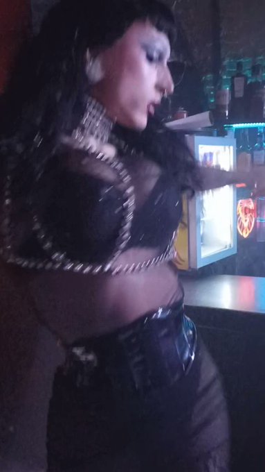 Alguien sabe como se llama esta reina?????? #Madrid https://t.co/mwlWTO6Ci9