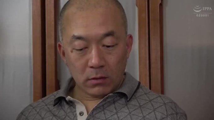 穂香は愛する夫・俊夫とともに穏やかな暮らしを送っている。ある日、俊夫の恩師である阿部が奥さんを亡くした。数年前に事故に遭って以来、車椅子生活を送っており、家事などはすべて奥さん頼みだった阿部。しかし、阿部の要求は徐々にエスカレートしていき、遂には性処理を懇願し始める… https://t.co/2oBnrYzM8i