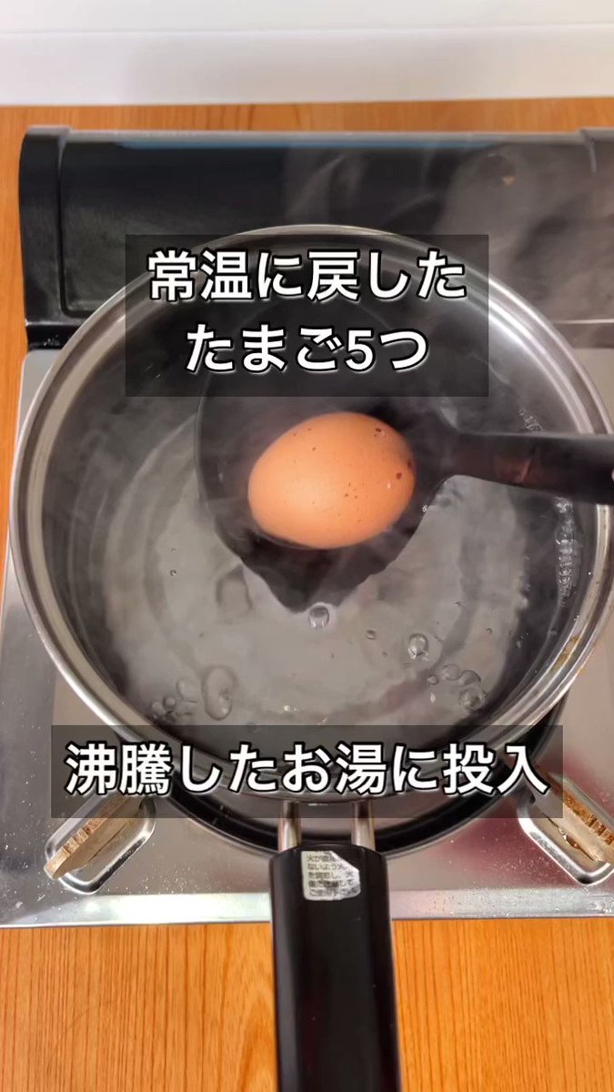 中からあふれる卵黄が最高！「トロトロつくね爆弾」。