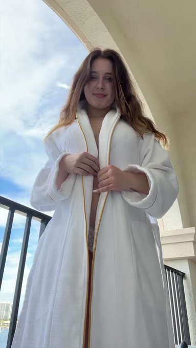 Do you like what’s under my robe? https://t.co/39LLXZxNDO