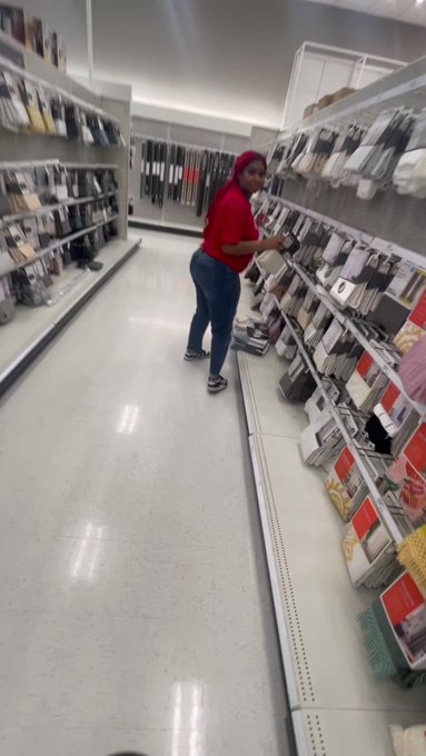 this fan came to me in target 😏 I got off work and uh…… you see the rest 😱🫣🍆 https://t.co/YVfaG53cVI