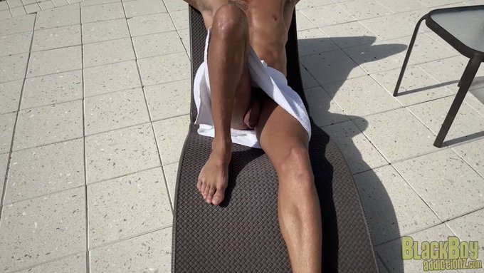 .@Saxgotem is hanging out on the upstairs deck, on the phone, when he finds himself distracted by the