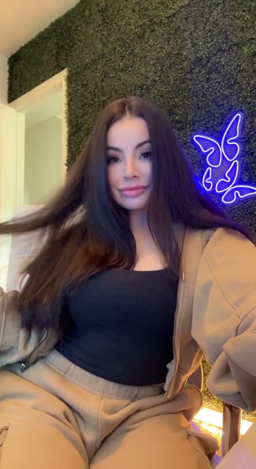 HEY YOU! ?
I’m live RN on YouTube! ?

Today’s gonna be a good day! Got my internet fixed so stream should