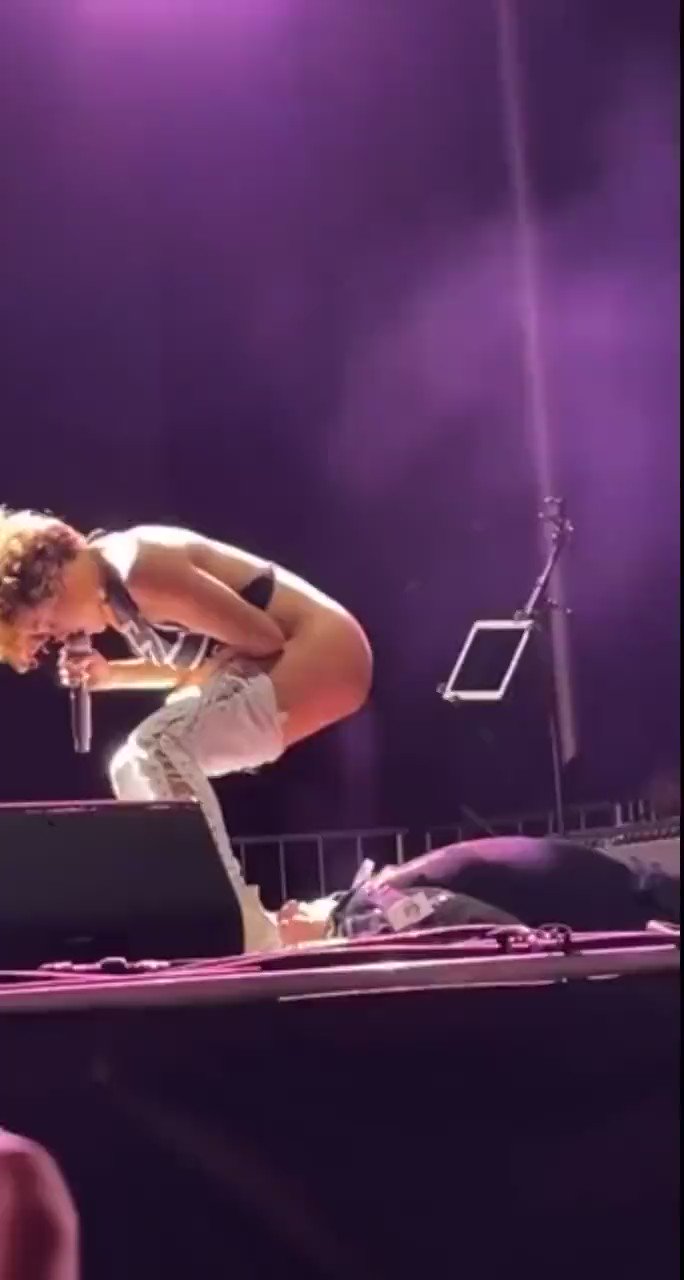 PARADISE M on X: RT @alison_ibra: Ice Spice peeing on a fan during a live  show 🤮🤯🤯🤬 t.cohDDgVH9wGS  X