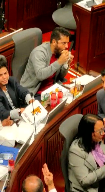 Critican a la bancada del Pacto Histórico por comer hamburguesas y gaseosas cuando insisten en gravar las bebidas azucaradas y ultraprocesados