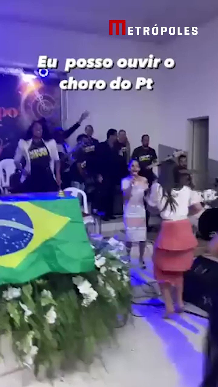 Jovens cantam música pró-Bolsonaro em púlpito de igreja de Goiás