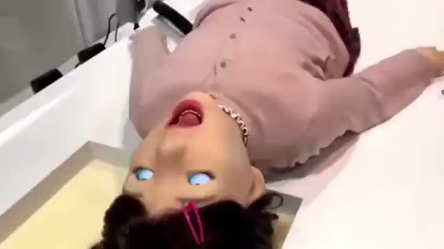 夢に出てきそう！小児歯科用の練習ロボットがリアルすぎ！