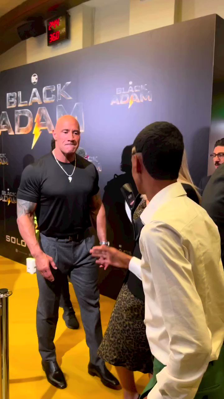 Luva de Pedreiro conhece 'The Rock' e após criticas quer aprender inglês.  VÍDEO - Só Notícia Boa