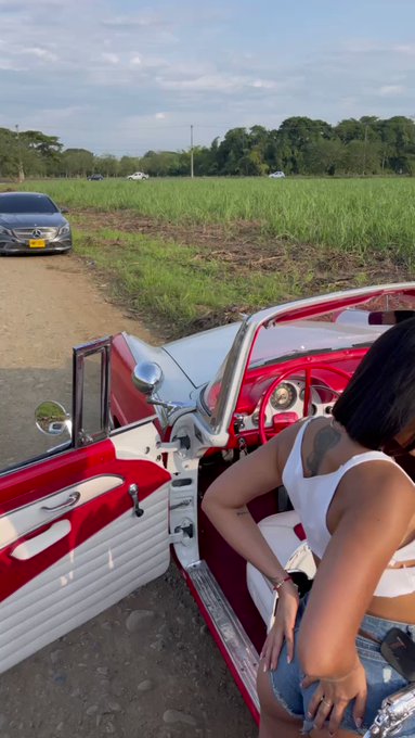 ?NEW VIDEO ALERT?
Now available on my blue page
Note: the cars that passed by our side were watching