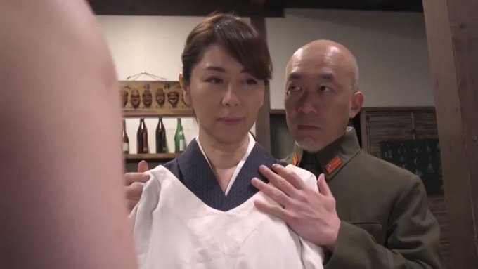 時は昭和20年、これは終戦間際の特攻隊員と周囲で翻弄される男女の物語。旦那や将校に抱かれながら、若き隊員たちの母として食堂を営む女将の物語 https://t.co/HMbLW0yI1z