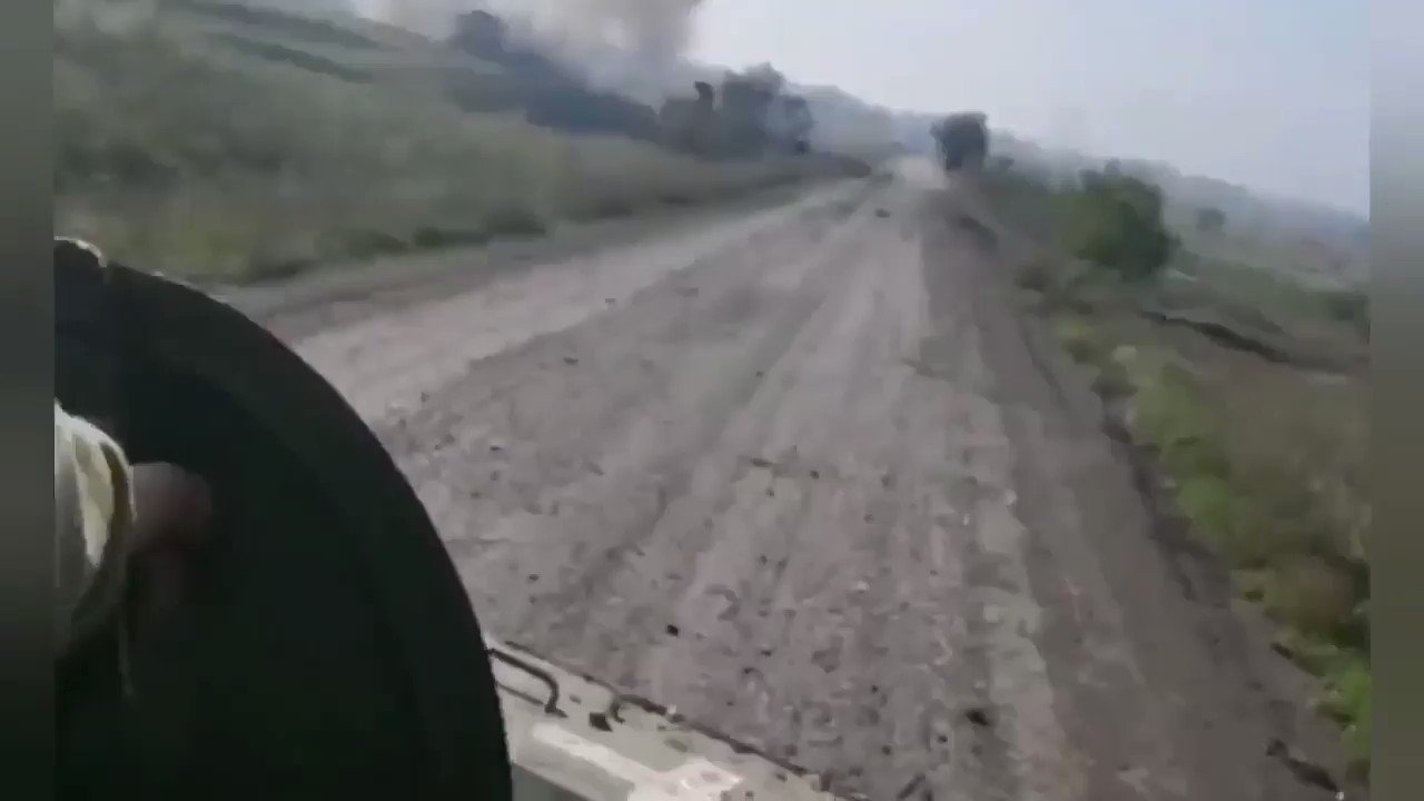 [分享] 赫爾松戰場不期而遇的烏軍戰車與俄軍卡車