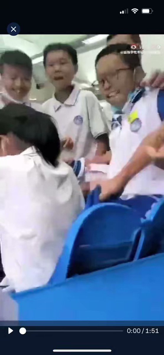 Teacher Li is not your teacher - [Click carefully] Sexual bullying incident at Jindao Middle School in Liwan District, Guangzhou. A group of boys instigated a boy to sexually harass a girl. The relevant video has been removed from Weibo          