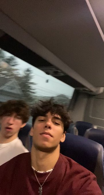 Two boys one bus, road-trip gets interesting?
Chris Stone @chrissstonerr with @fishybawls
?https://t