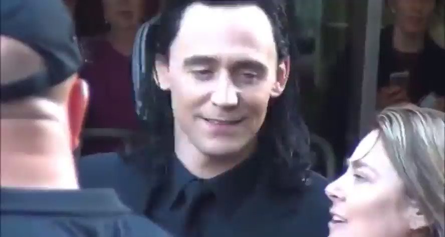 RT @havanesemom13: Tom Hiddleston as Loki in his Gucci suit giving away merch while filming Thor Ragnarok https://t.co/Jrkk7PwOF6