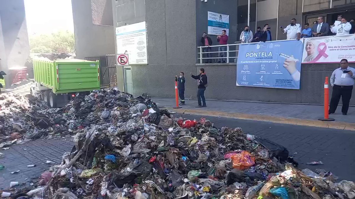 Camiones de SIMEPRODE tiran la basura en plena calle de Monterrey
