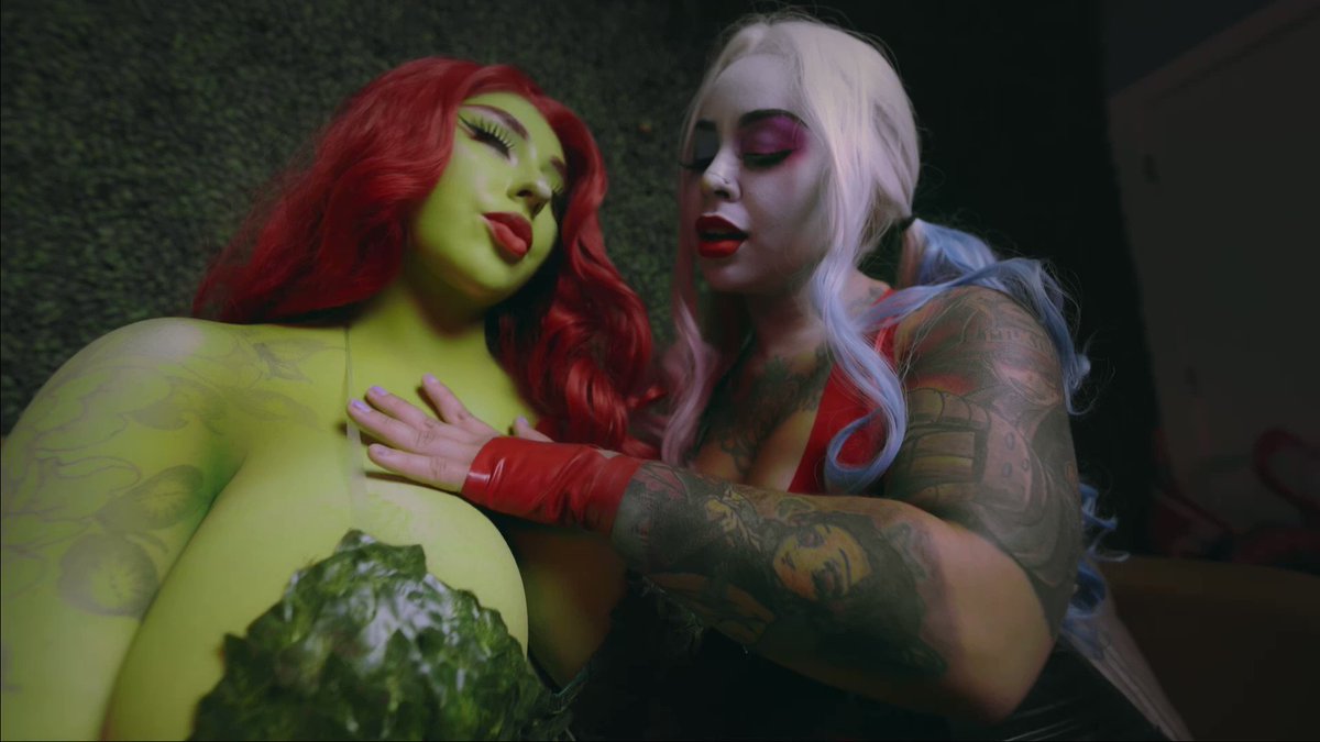 Poison ivy x Harley Quinn sex. 