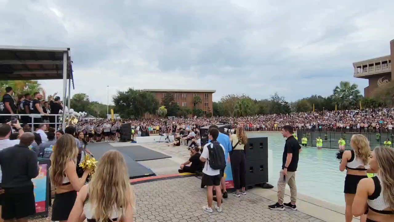  students sing happy birthday to coach Gus Malzahn ahead of Spirit Splash: 