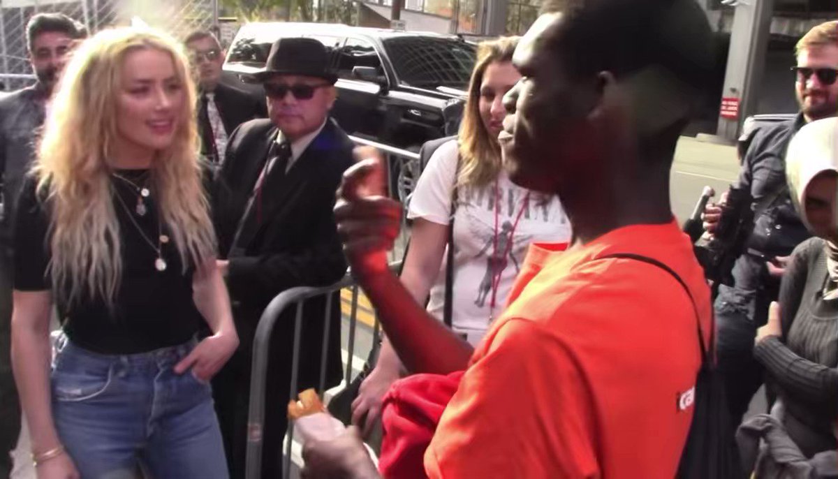 RT @westenthu: Amber Heard interacting with a fan using sign language <3 wst
https://t.co/IVMrGa288a