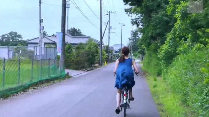 松河智奈美 夫のいない昼下がり。妻の智奈美は毎日のように自慰にふけっていた。そして自宅を出ると自転車を漕ぎ、とある公衆トイレに入っていく・・。個室の中で、用を足しに来る男たちの声を聞きながら、智奈美はわざと鍵を開けて待っていた。