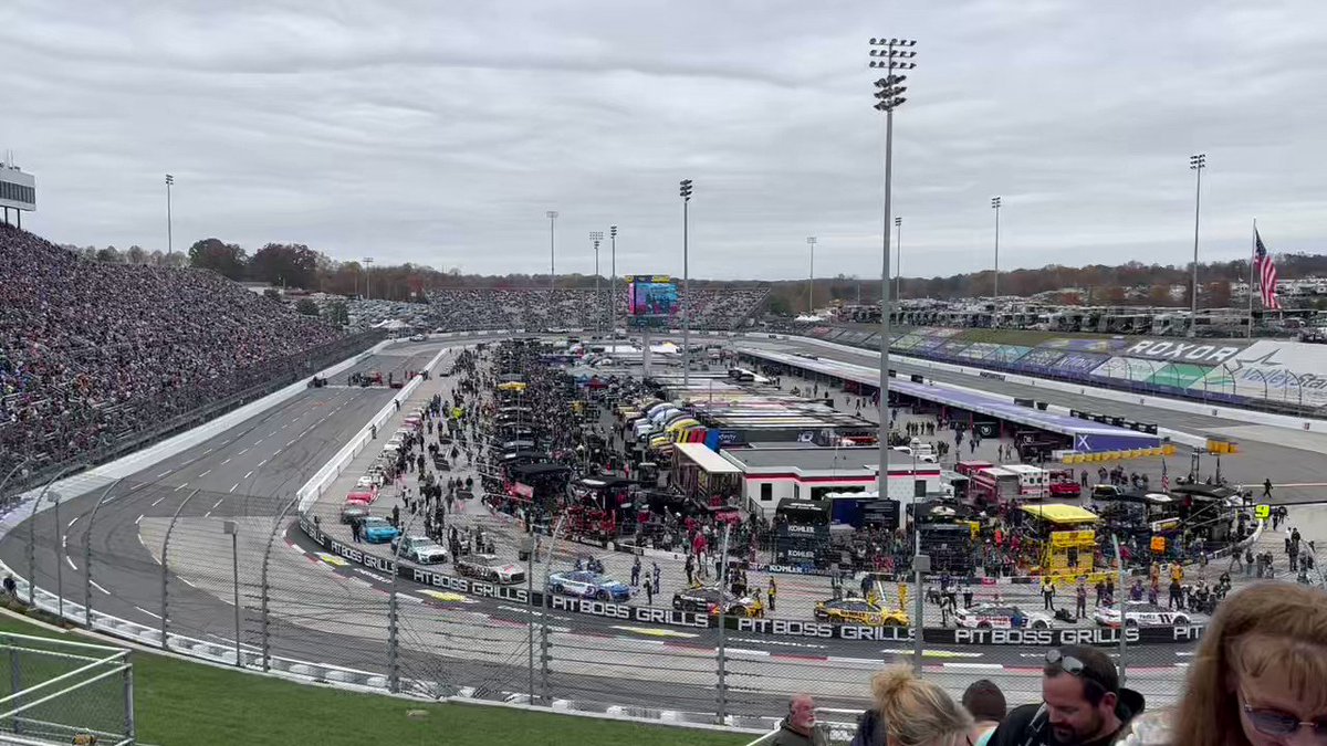 Fire em up! 500 laps! @MartinsvilleSwy 

#NASCAR #NASCARPlayoffs https://t.co/o7dMZChzcZ