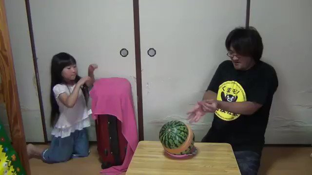 破裂するって言ったじゃん！スイカに輪ゴムをハメ続ける男性の結末！