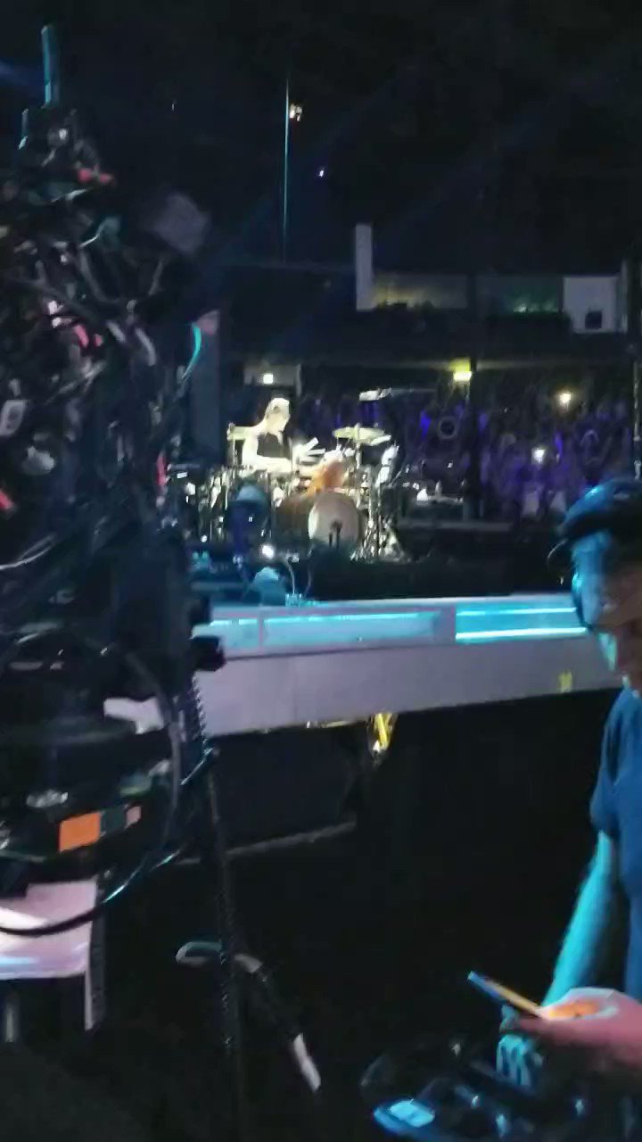 Happy birthday Mr. Larry Mullen Jr! I wouldn\t be a crazy U2 fan if you never posted that bulletin. 