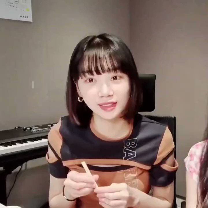 [閒聊] 金采源對待LE SSERAFIM忙内的方法