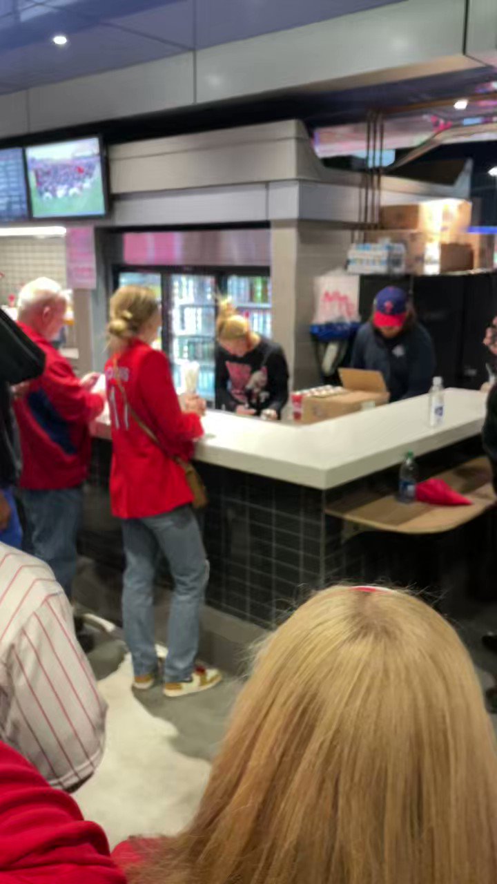 baseball-bros-on-twitter-jayme-hoskins-bought-100-beers-for-phillies