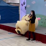 可愛い!ちいかわたちが寝そべって上の階のお客さんに手を振る!