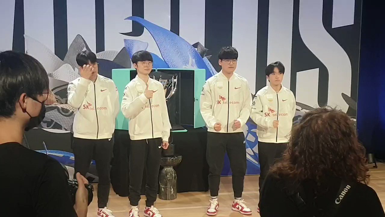 [閒聊] Faker拒絕擺出「比讚」以外的姿勢