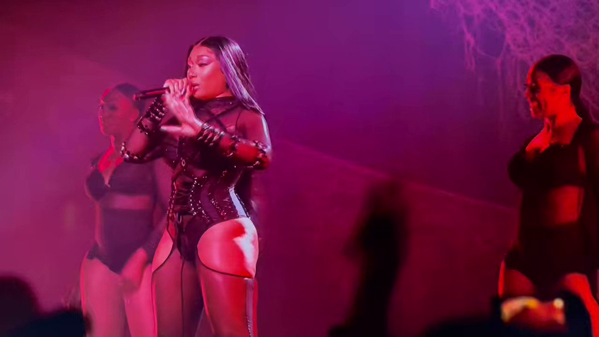 the-female-rap-room-on-twitter-theestallion-performing-simon-says