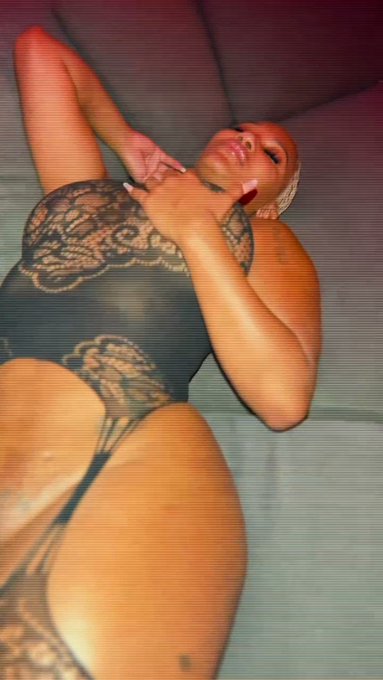 Taste just like water 💦 https://t.co/HYKVrVHyFx subscribe to see the FULL VIDEO 😈 https://t.co/3f0sy