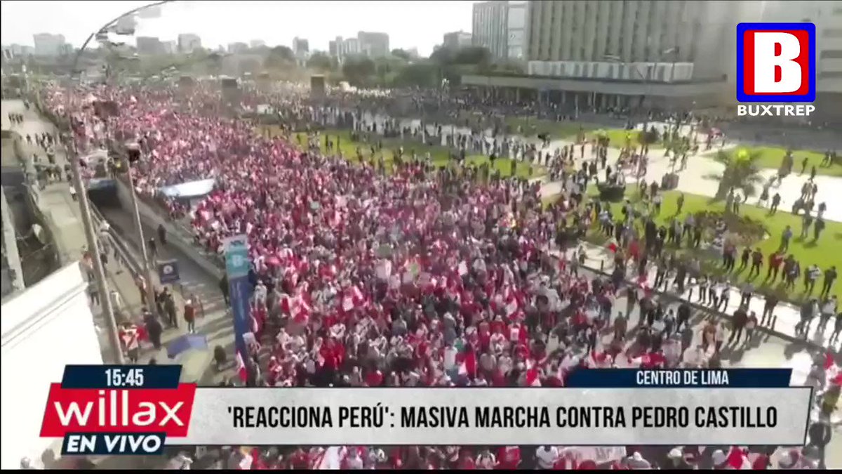 Big demonstration in progress in the center of Lima in Peru against the President and the corruption. https://t.co/3Fwhr14Y0m