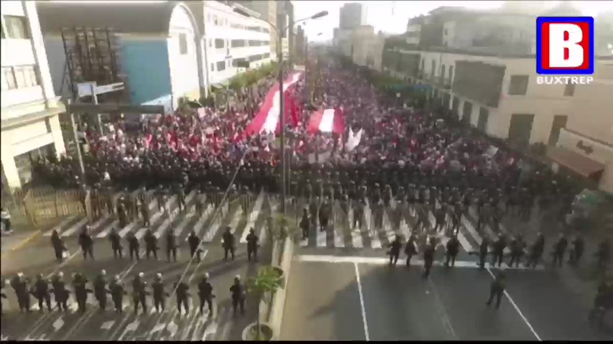 Big demonstration in progress in the center of Lima in Peru against the President and the corruption. https://t.co/kfUT5gdNxC