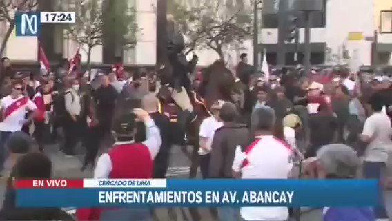 The situation is tense in the streets of Lima in Peru after the attempt of demonstrators to force a cordon of police to reach the Congress. https://t.co/Zrqs5AdWLp