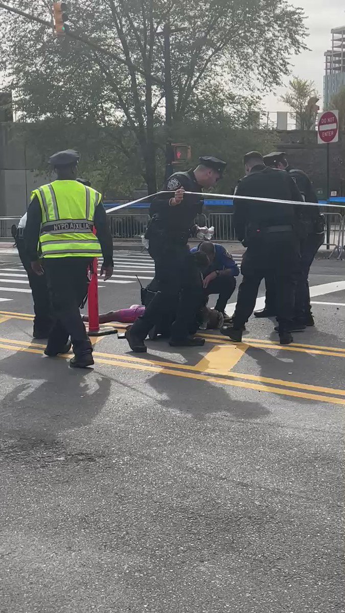 Lead Runner Collapses During New York City Marathon USyjsH6MoLXUiGmT