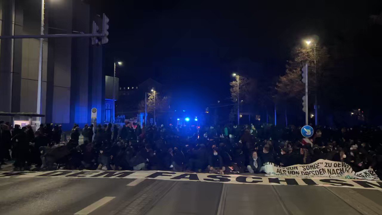 Karl Keim on Twitter: &amp;quot;Linksextreme blockieren gerade die Demo „Leipzig ...