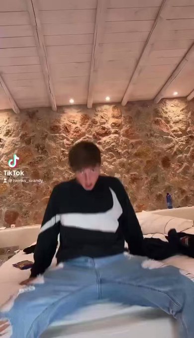 Is it big ??
.
.
https://t.co/Br39SD8PUc 
.
.
#love #gay #boy #big #bed https://t.co/77GPq4rxVa