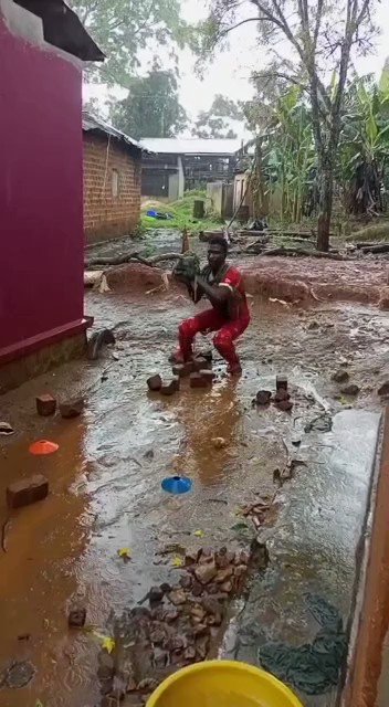 [分享] 烏干達少年在雨中進行捕手練習