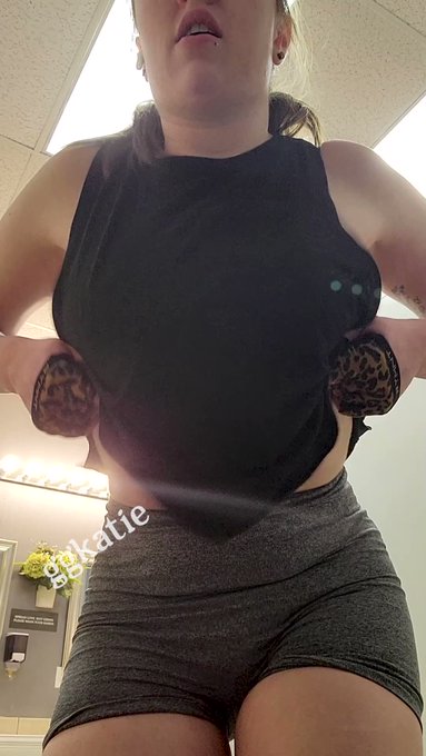 Can I be your big titty gym partner? https://t.co/3vHgxwQZHp