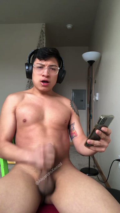 Watch me nut all over my chest ?. Like and rt if you like to fuck raw ???? @alejandroxwood1 // https://t