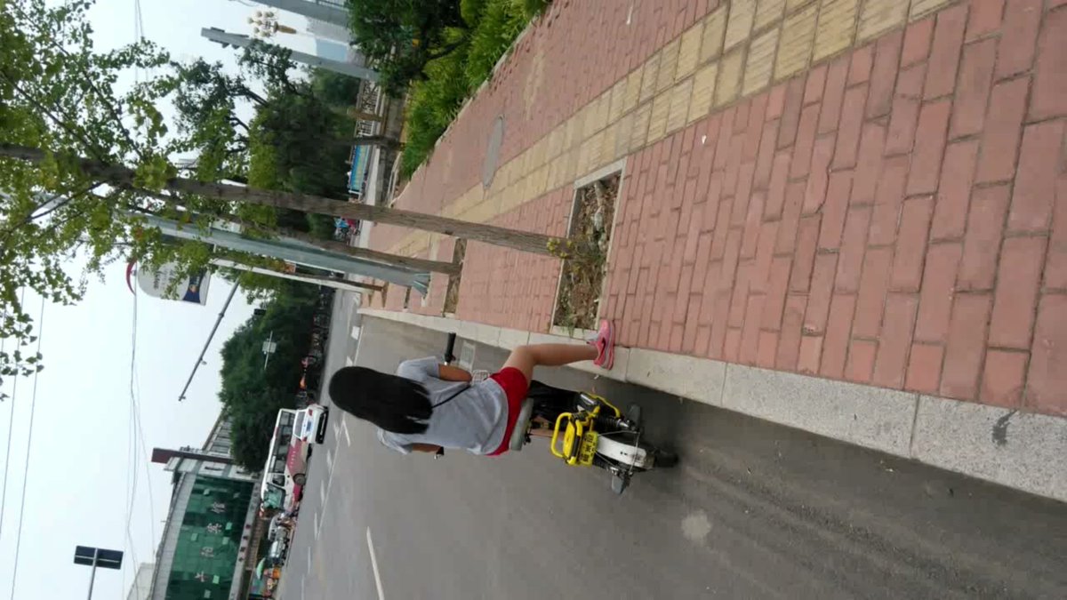 街射路边骑车打电话的妹子，太认真... - Twitterの動画をダウンロード 