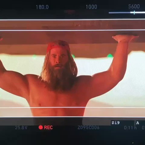 Fotos inéditas mostram a transformação do Chris Hemsworth no Bro