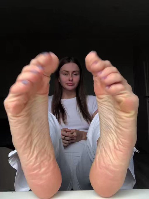 Do you want to lick my wrinkles?😋

footfetish findom paypig  footsub feet toes toerings feetfetish sockfetish