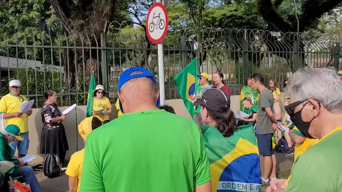 Von Regium - E esse crossover maravilhoso? @vonregium, @escudos_e_brasoes e @_omonarquista juntos numa mesma foto đ