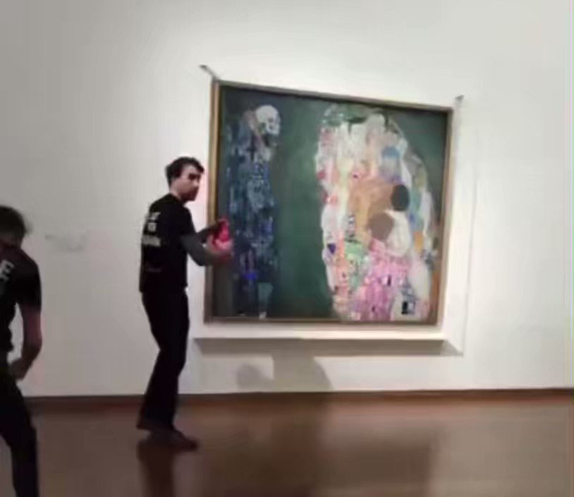 Read more about the article NOW – Attack on Gustav Klimt’s “Death and Life” painting with black liquid at th