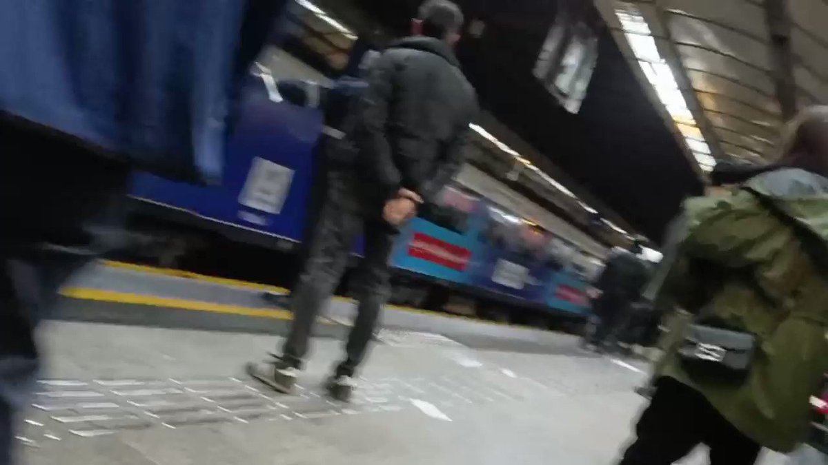 ดาวน์โหลด Vahid Online - 'بر اثر تیراندازی ماموران در ایستگاه مترو شهروندان زیر دست و پا ماندند. #تهران، ۲۴ آبان' #مهسا_امینی