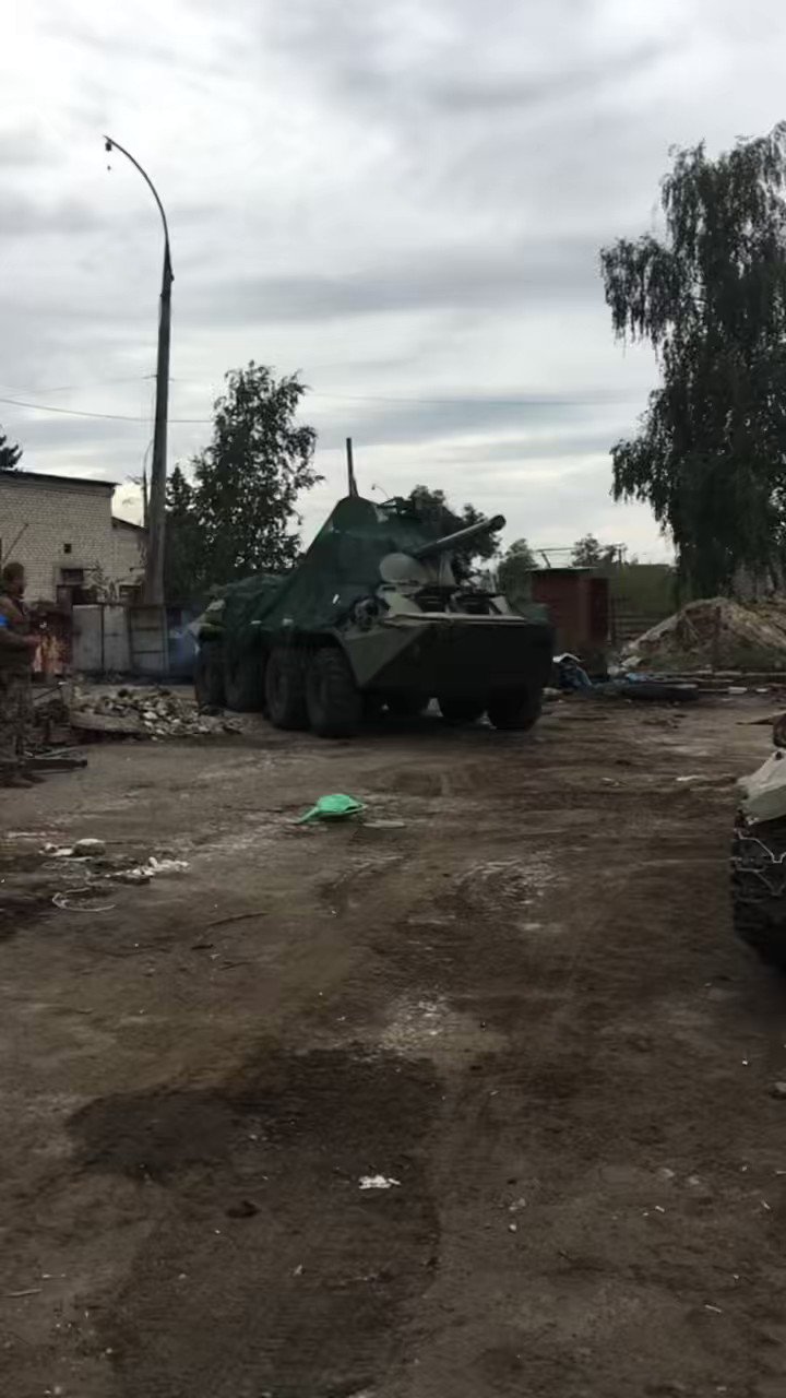 [分享] 烏克蘭士兵開心的駕駛虜獲來的自走炮