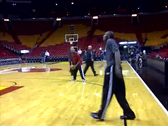 Giannis Antetokounmpo gets heated with arena worker, shoves ladder