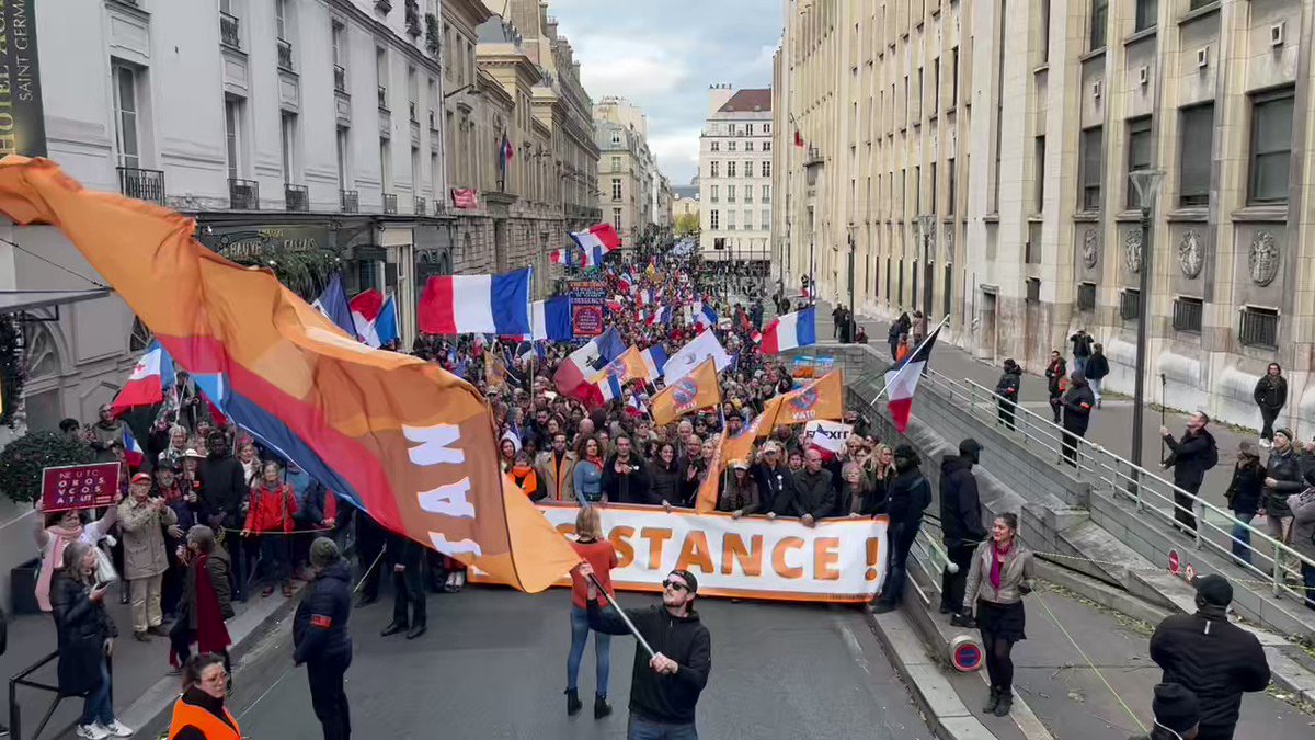 французский проходить. первомайская демонстрация в париже. митинги в париже. A+la французский. французский проходить.